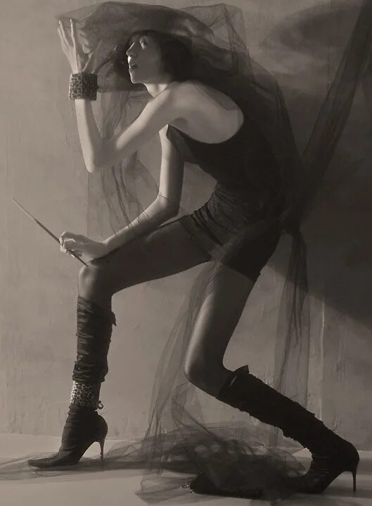 девушка которая искала чужую тень книга отзывы. девушка которая искала чужую тень книга. девушка, которая взрывала воздушные замки стиг ларссон книга. женский силуэт на черном песке. в тени человека.