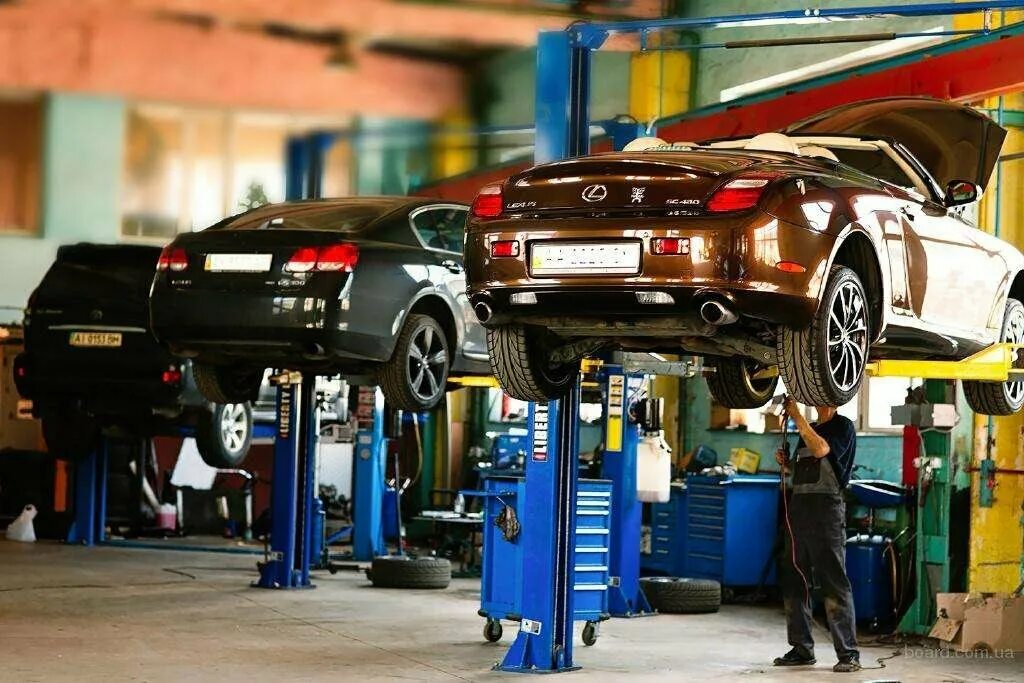 Автомобиль в сервисе. Машина в автосервисе. Автосервис автомобиль. Техобслуживание автомобиля. Автомобиль в автосервисе.