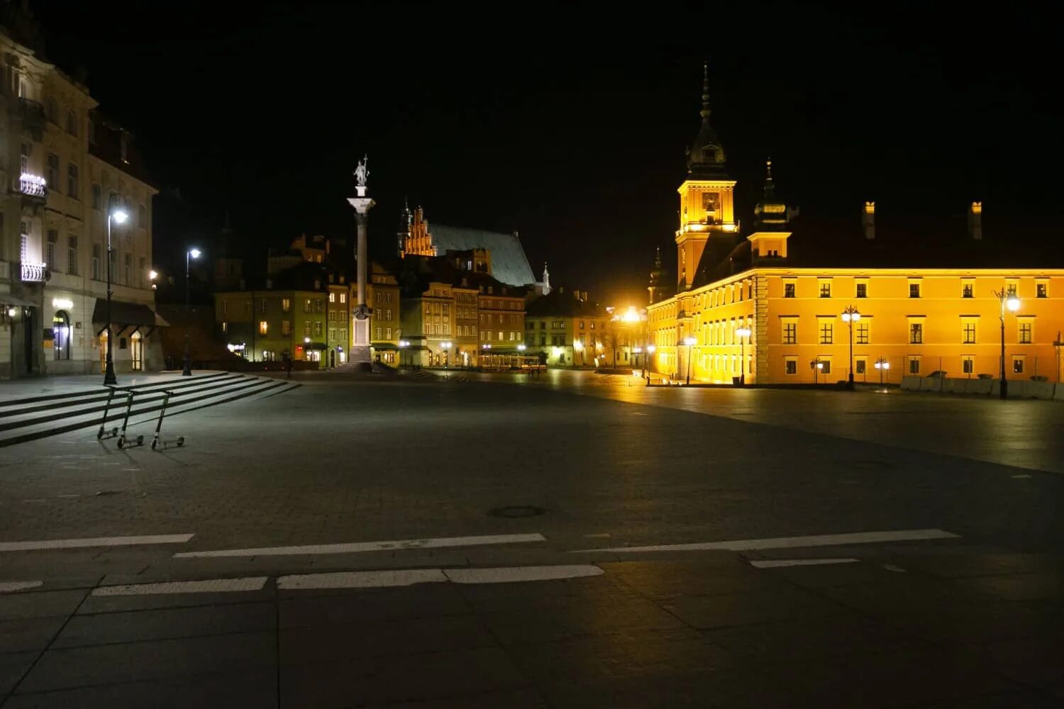 Варшава центр старого города. 18 00 по варшаве. Королевский тракт варшава. Польша ковид. Памятник королю сигизмунду в варшаве.