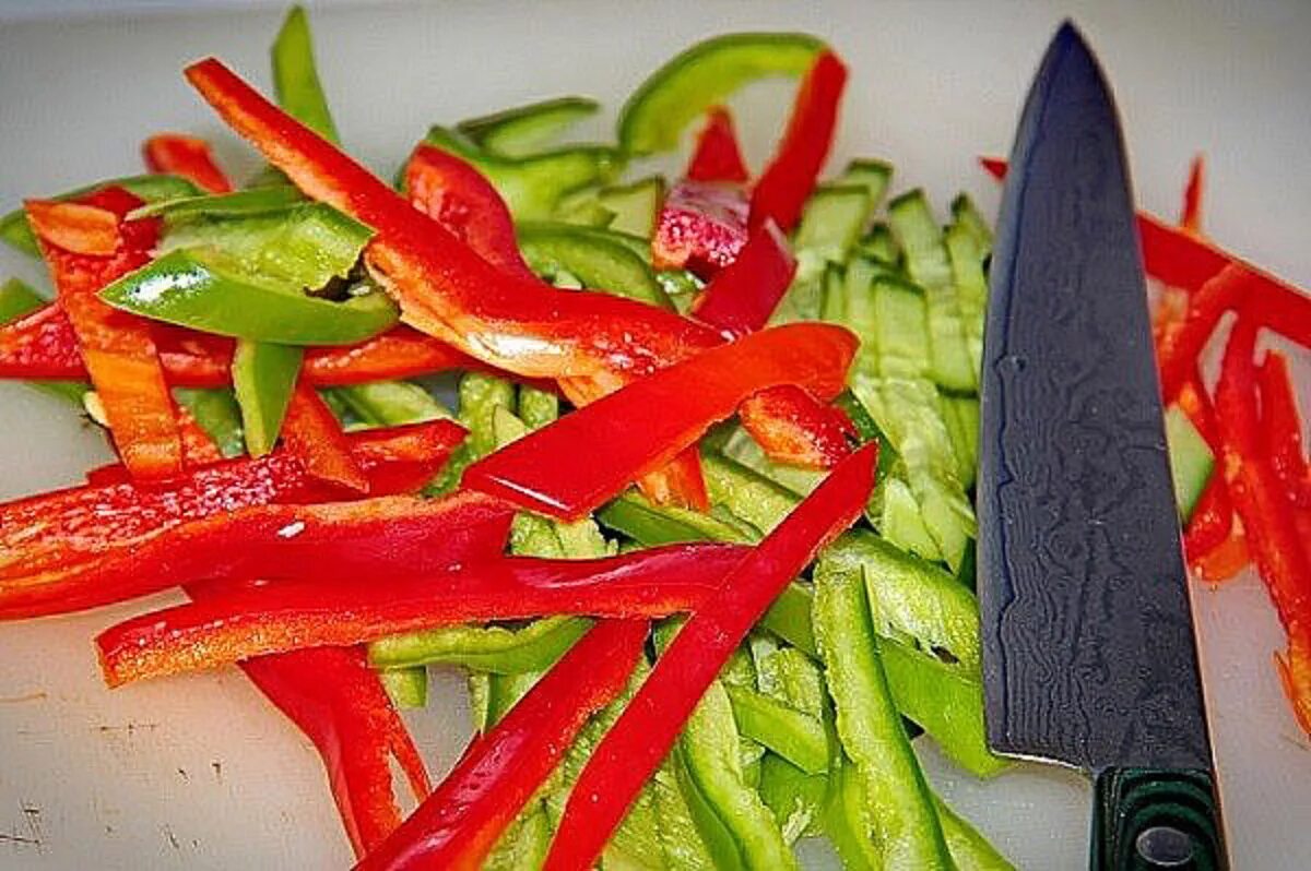 Сладкий болгарский перец. Овощи нарезанные брусочками. Нарезка болгарского перца. Болгарский перец нарезанный. Болгарский перец нарезанный.