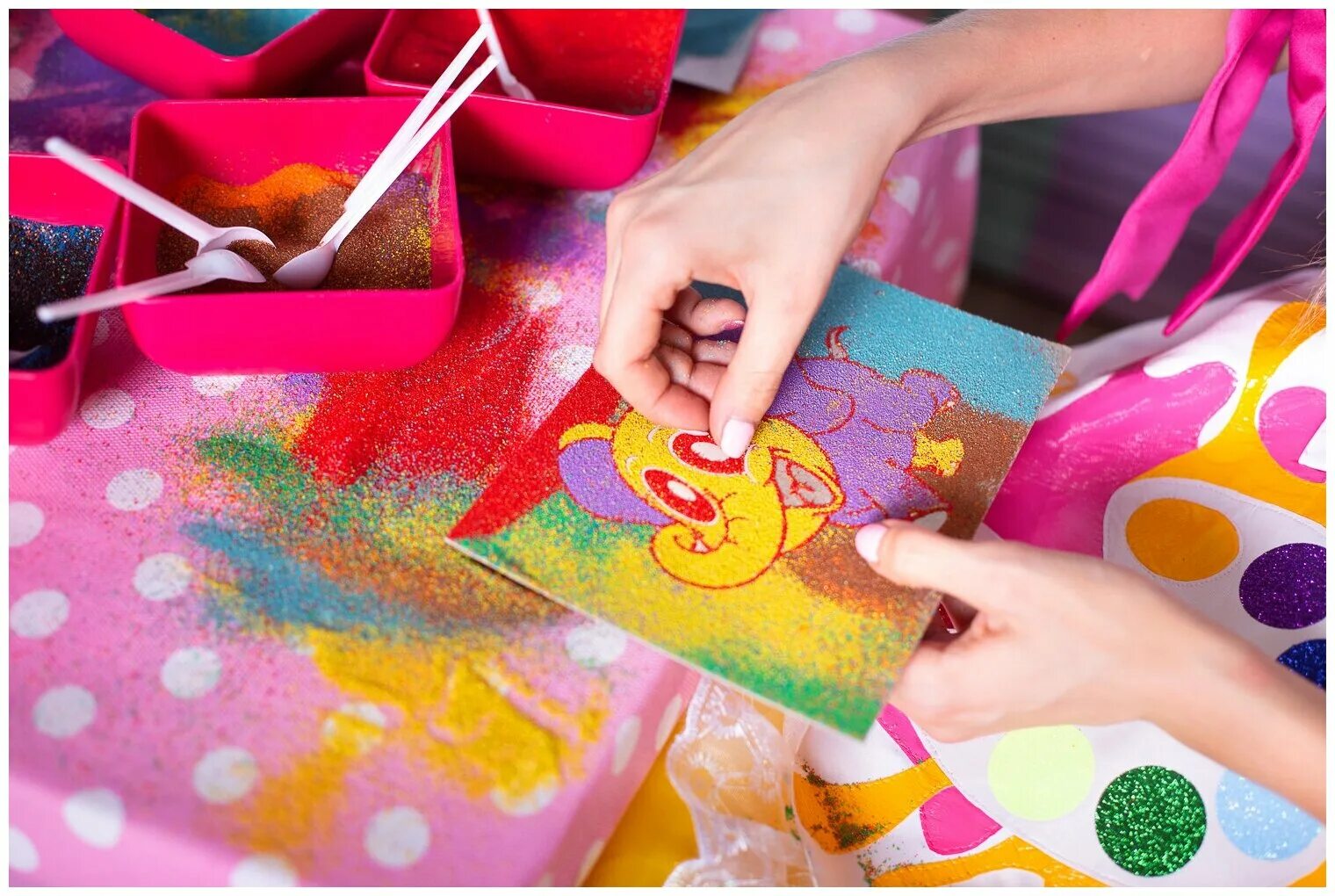 разноцветный песок. рисование цветным песком. песок декоративный цветной. цветной песок для детей. цветной песок для декора.