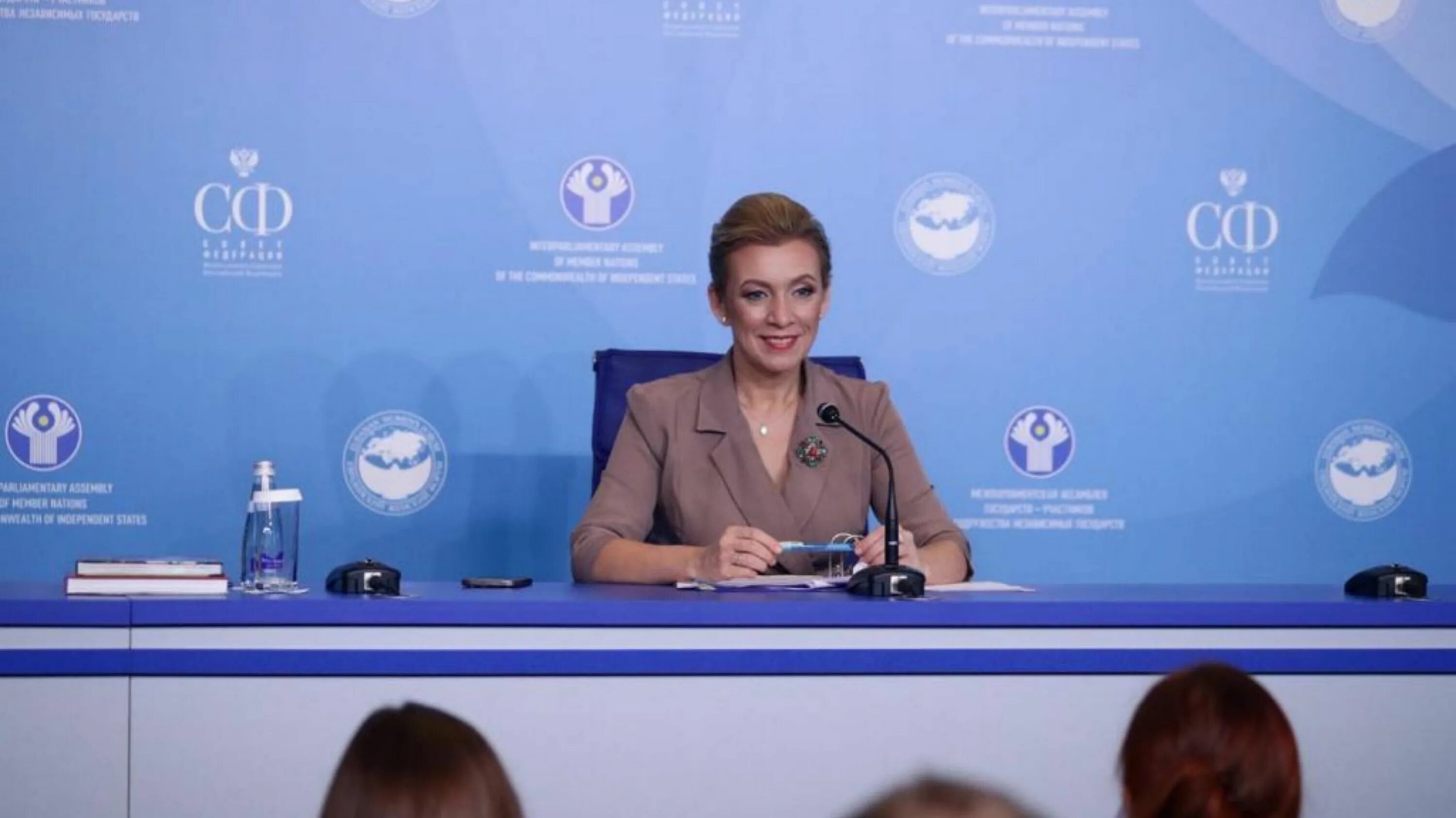 Захарова мид ноги. Захарова смеется. Мария захарова. Захарова мид ноги. Мария захарова мид рф в короткой юбке.