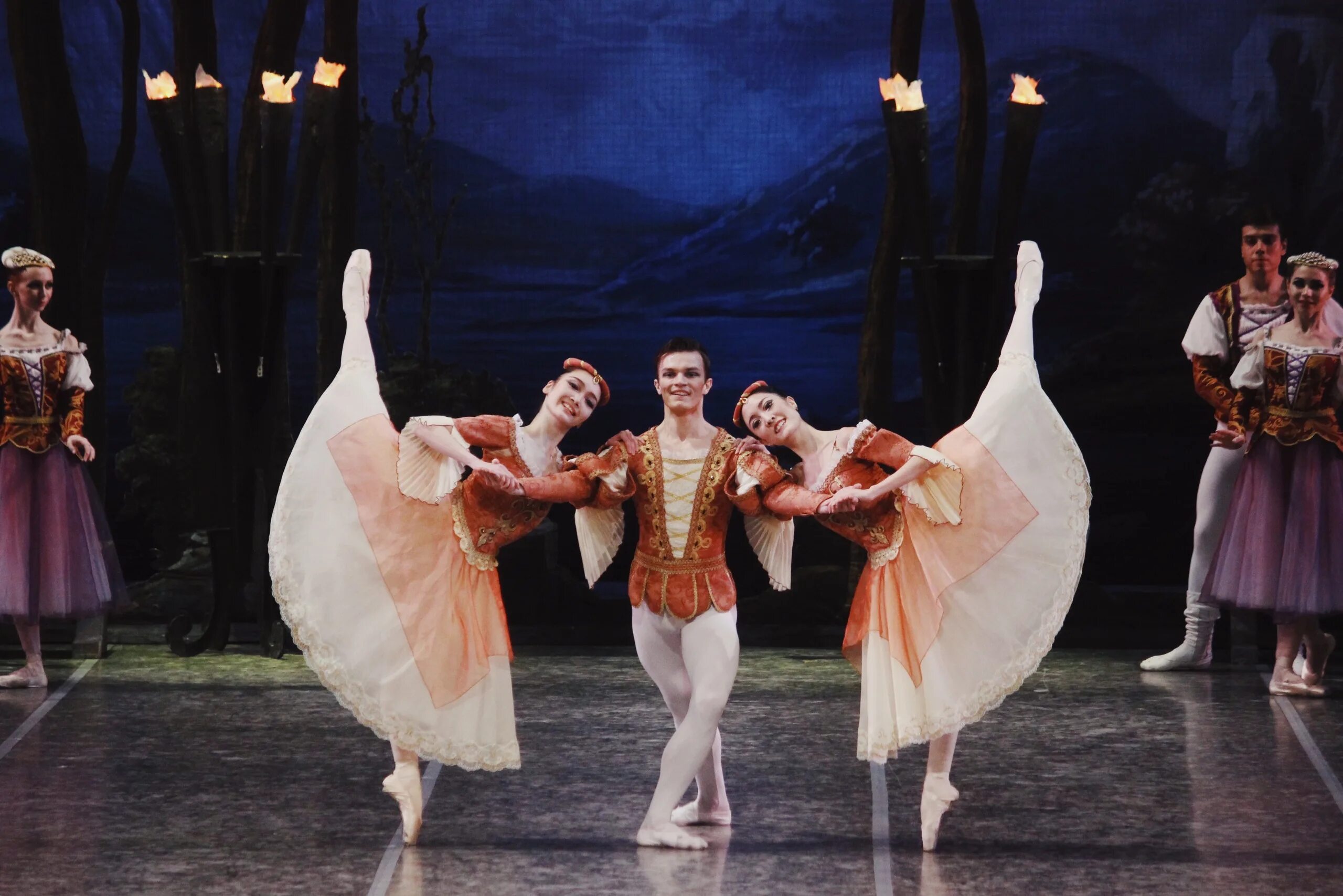 Alice pennefather лебединое озеро. ротбарт лебединое озеро. самарский театр оперы и балета бурлак фото. сатоб самара лебединое озеро. балет лебединое озеро саратов.