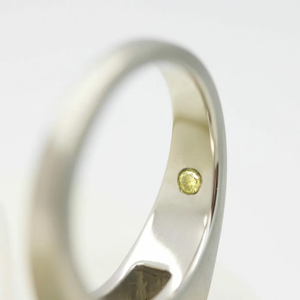 Кольца stone. Кольцо Даймонд инсайд. Обручальные кольца с бриллиантами внутри. Обручальное кольцо с камнем внутри. Кольцо с камнем внутри кольца.