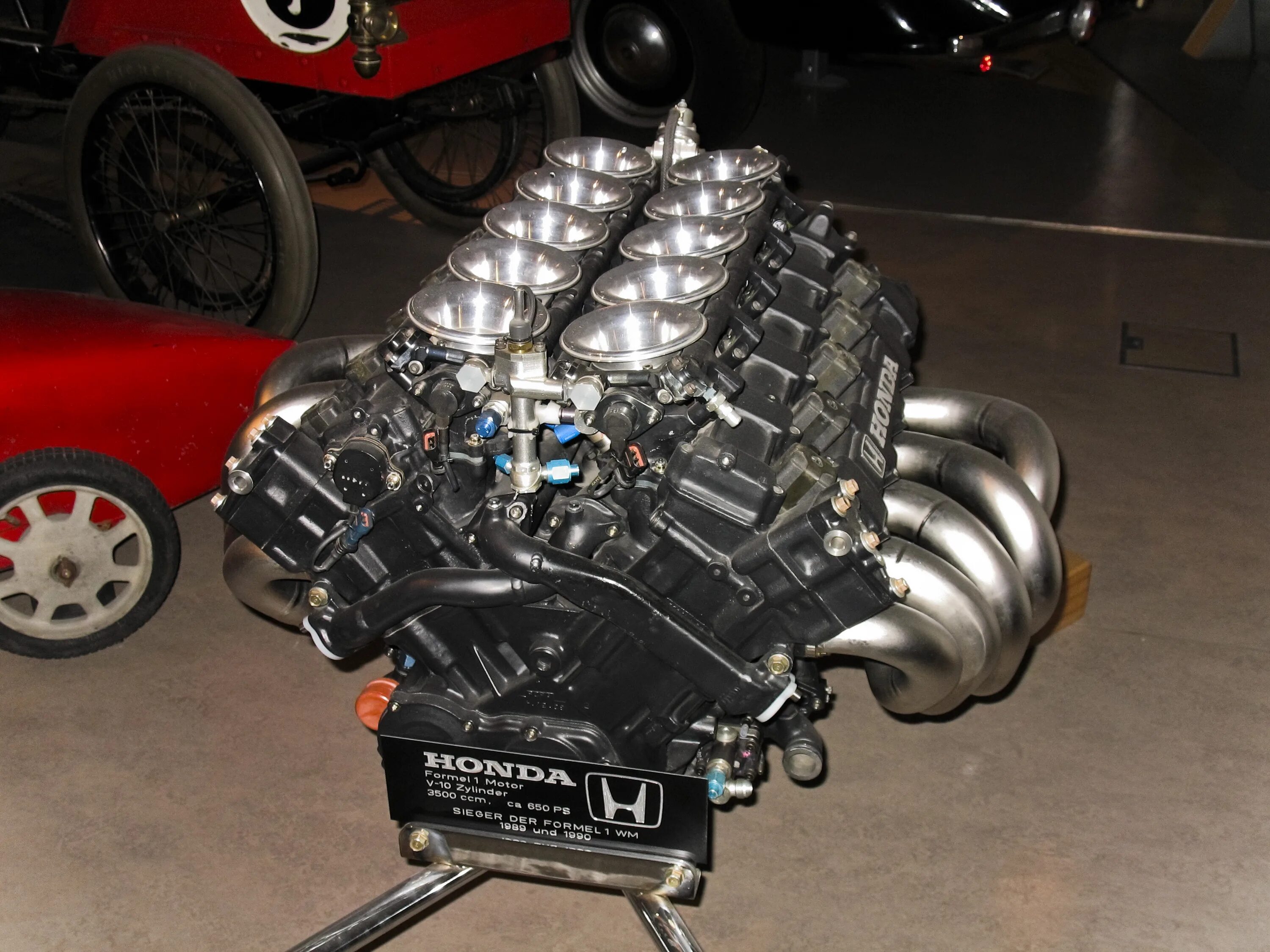 В 8 сколько цилиндров. Двигатель Хонда v10 f1. Honda v12 f1. Honda v10 engine. Honda f1 engine.