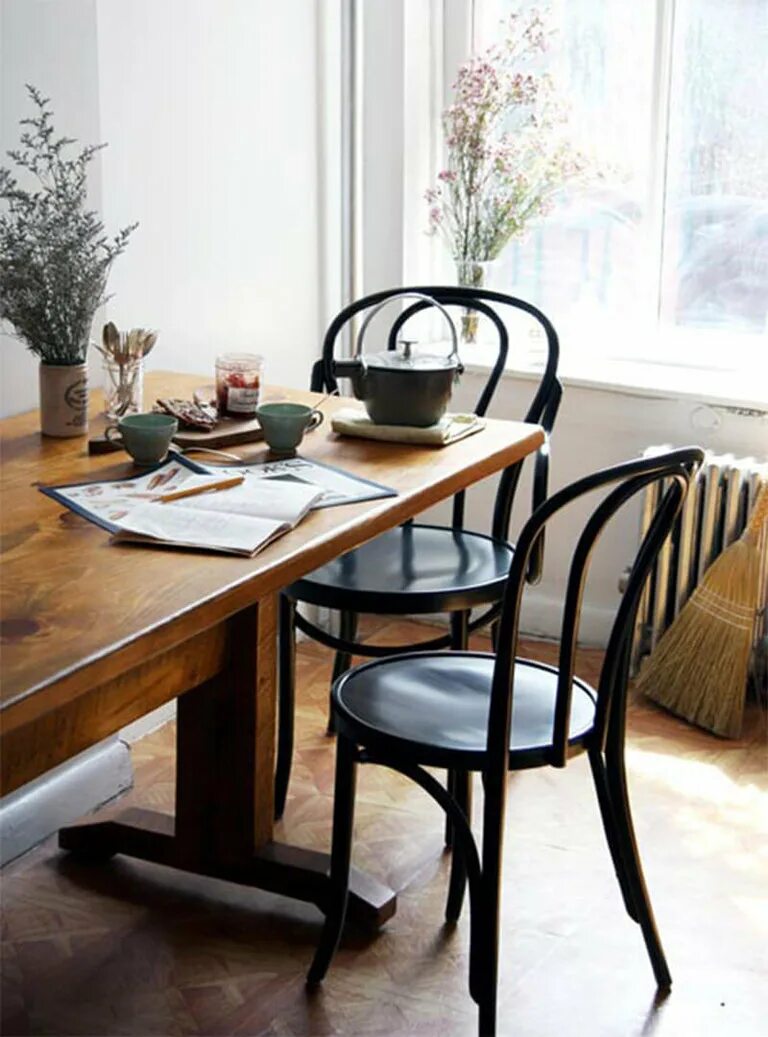 Стол и разные стулья. Стул thonet в интерьере. венские стулья в интерьере. венские стулья в современном интерьере. деревянный стол в интерьере.