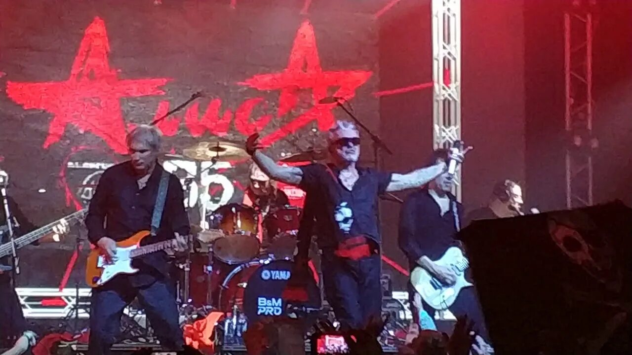 Алиса красное на черном слушать. Алиса кинчев шабаш. Кинчев красное на черном. Кинчев с гитарой. Алиса красное слушать.