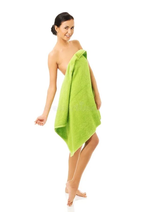 Девушка обернутая в полотенце. Девушка в одном полотенце. Девушка завернутая в полотенце. Девушка в зеленом полотенце. Ходит в полотенце