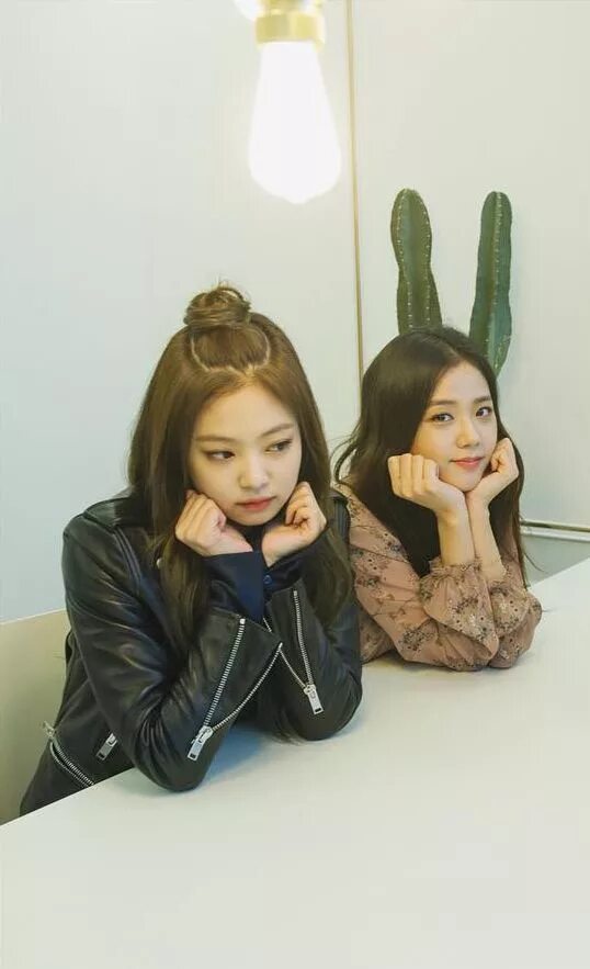 Сестры черен из итзи. Jensoo BLACKPINK. Дженни и Джису. BLACKPINK Jisoo, Дженни.