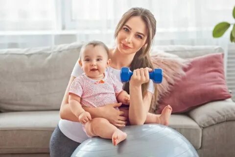 Женщина играет с ребенком