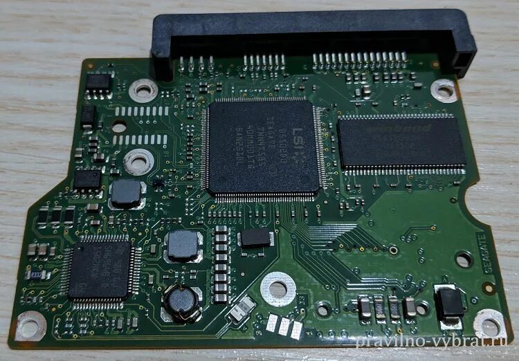 Запускается hdd. Плата жесткого диска окислы. окисленные контакты жесткого диска. окисленные контакты на hdd. контакты платы жесткого диска.