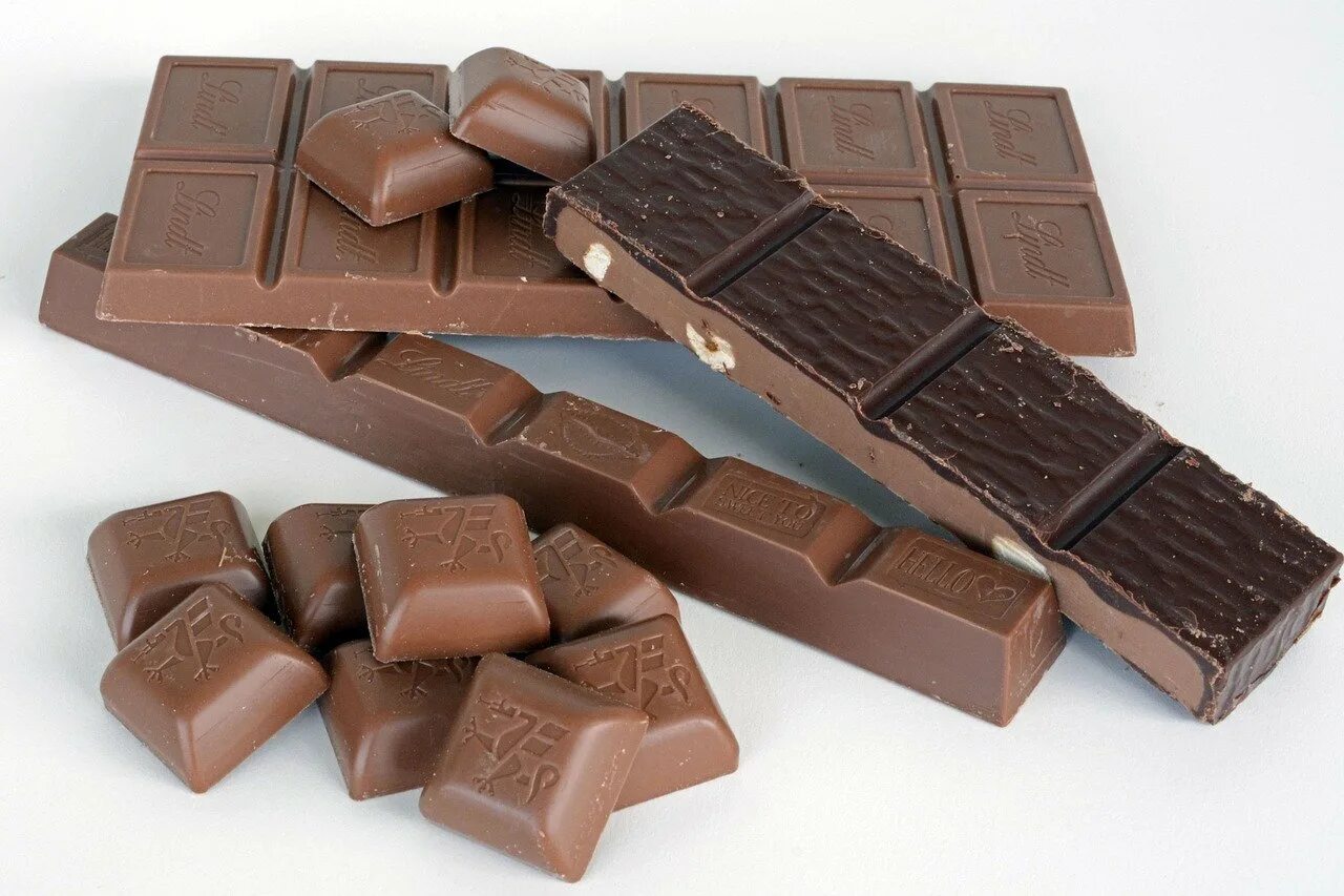 Шоколад имеет. Рагуза шоколад швейцарский. Плитка шоколада. Плиточный шоколад. Шоколадная плитка.