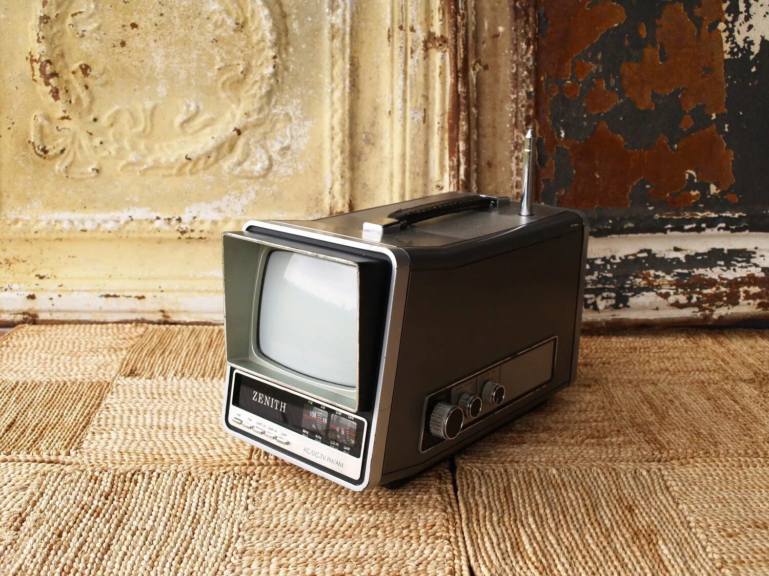 Мини ЭЛТ телевизор электроника. Retro CRT LG. Старый маленький телевизор. Старинный маленький телевизор.