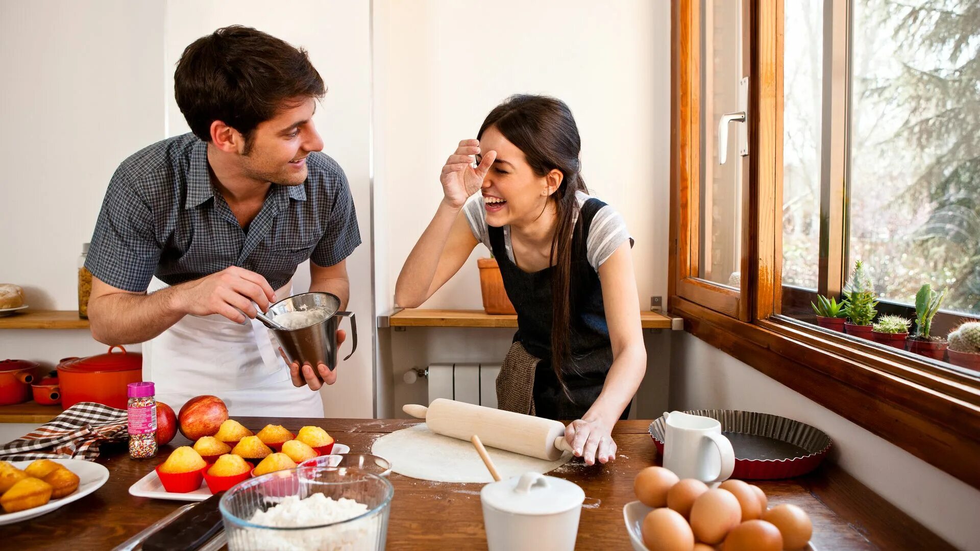 Муж и жена дома. Совместная готовка. Готовим завтрак. Парень и девушка готовят. Готовим вместе.