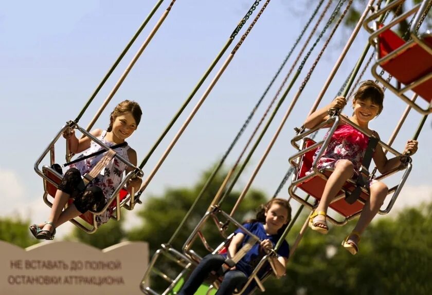 Есть какие нибудь развлечения. Есть какие нибудь развлечения. Луна-парк "карусель" в дубне. В парке аттракционов. Аттракционы на пляже.