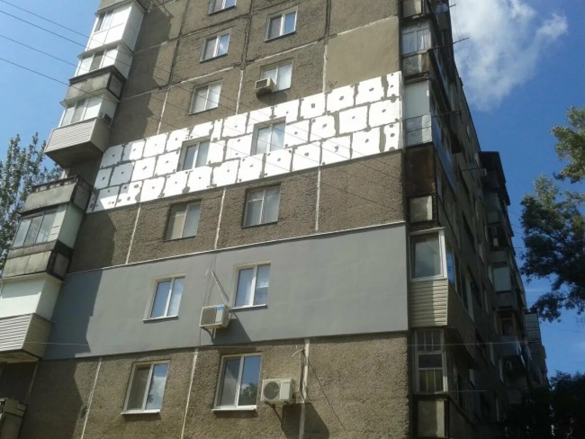 Утепление фасада мкд. Теплоизоляция панельных домов. утепление фасадов панельных домов. панельный дом снаружи. утепленный фасад панельного дома.
