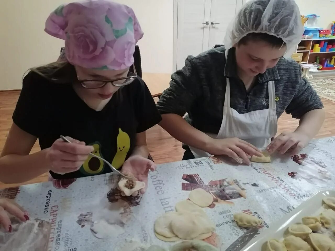 мастер класс по лепке вареников для детей. пельмени ручной лепки. лепка пельменей. пельмешки ручной лепки. пельмени ручной лепки.