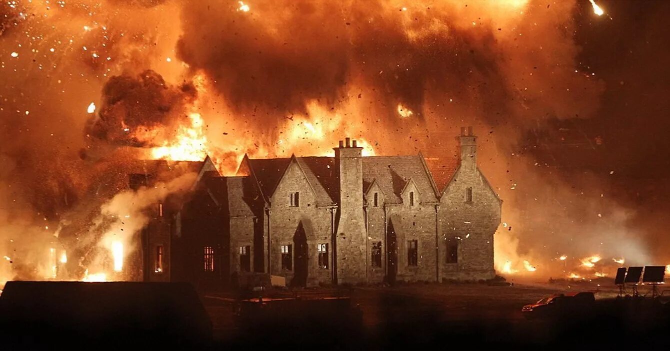 Сгоревший дом. Горящий особняк. Дом был сожжен. Дом был сожжен. А позади сожженные дома.