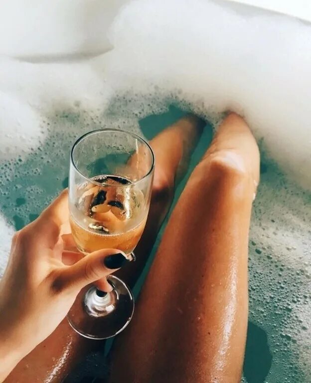 Анна семенович. Девушка с шампанским. Вино в ванной. Девушка в ванной с бокалом. Девушка в ванне с бокалом.