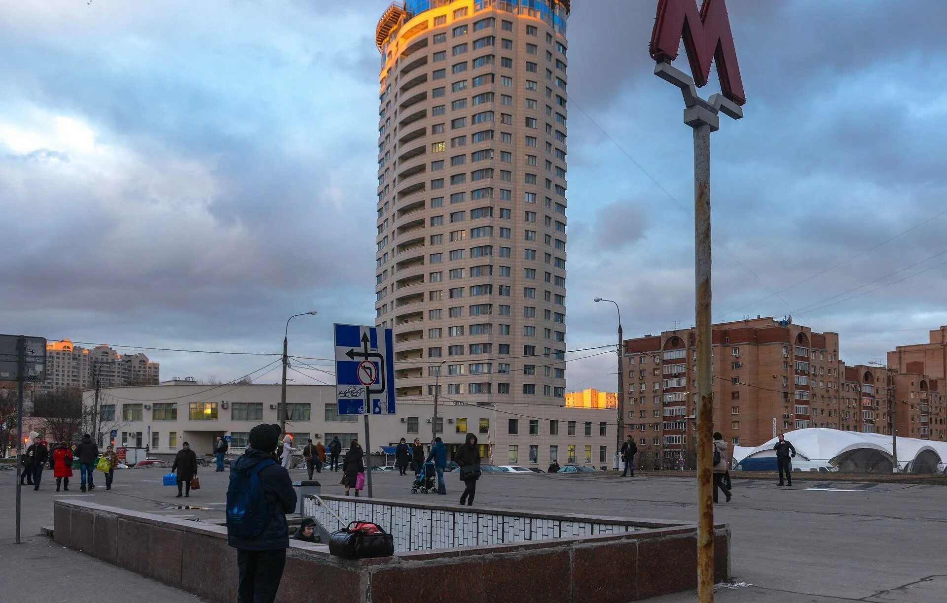 Черемушки вокзал. Метро Черемушки. Станция новые Черемушки. Новые Черемушки метро. Станция новые Черемушки фото.