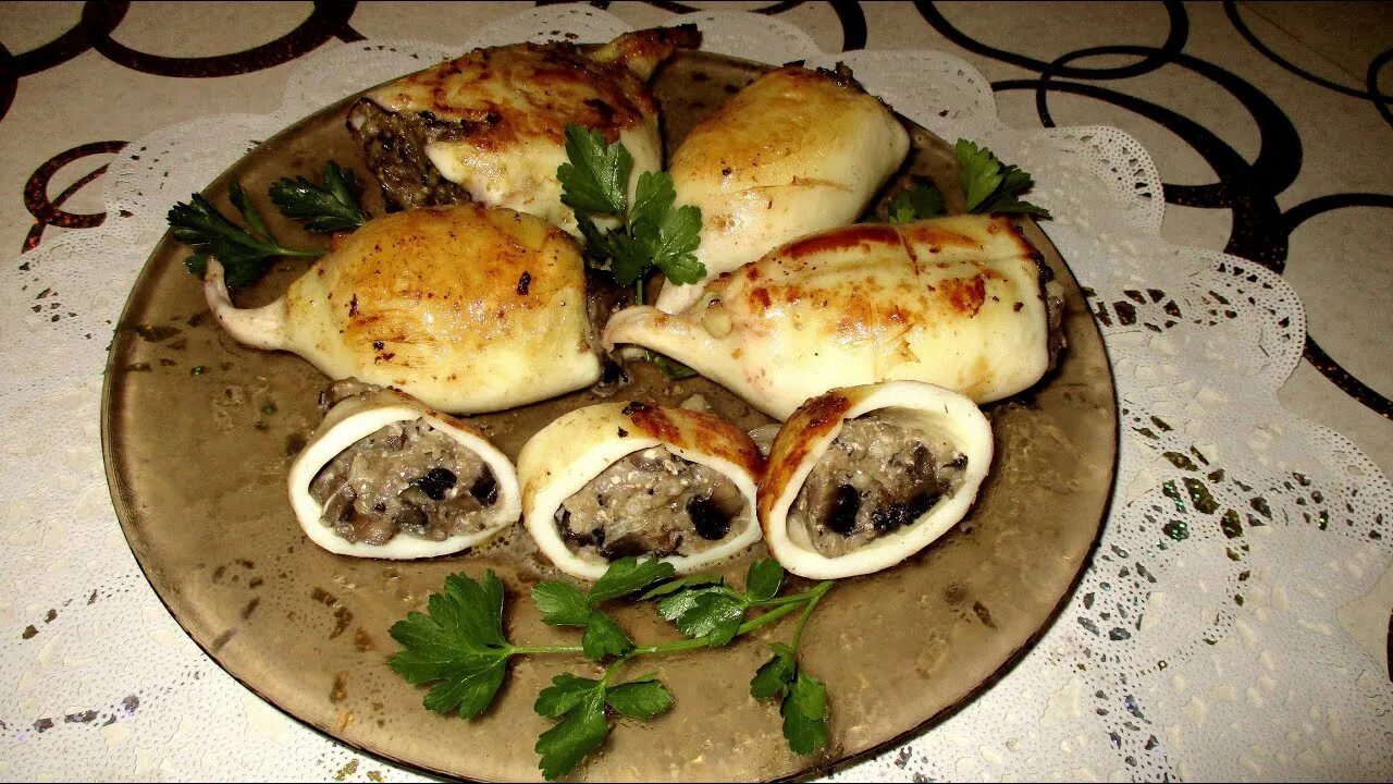 Рецепт кальмары фаршированные грибами. Кальмары фаршированные грибами и сыром. Фаршированные кальмары в духовке. Кальмары фаршированные грибами и яйцом и сыром. Фаршированные кальмары на мангале.