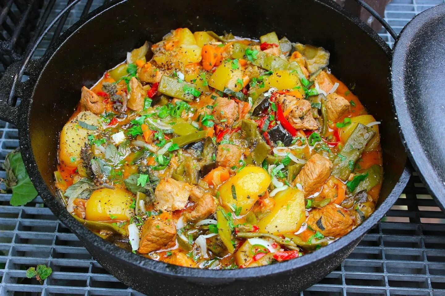 Как потушить картошку с мясом в казане. Овощное рагу в казане. овощное рагу с мясом в казане. мясо с овощами в казане на костре. овощное рагу на костре.