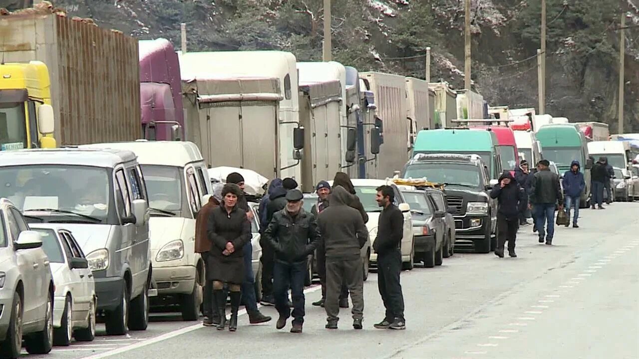 Состояние военной грузинской дороги. Пропускной пункт. Военно-Грузинская дорога. Военная Грузинская дорога. КПП верхний Ларс.