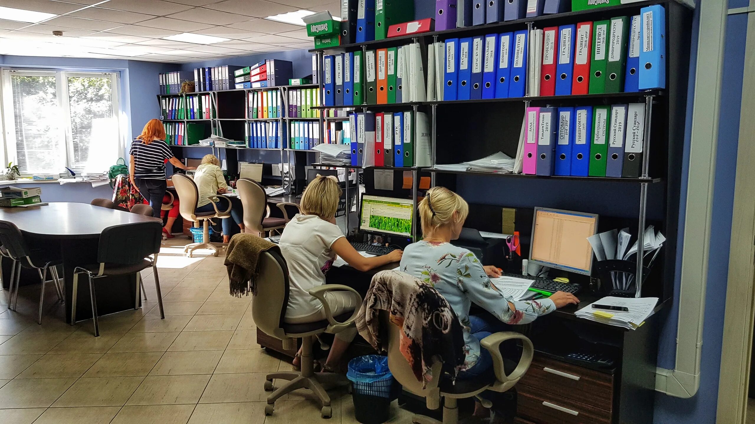 мку цб смоленск. женщина в офисе. бухгалтер ждет первичку. 2 я вяземская д 4 смоленск. бухгалтерия смоленск.