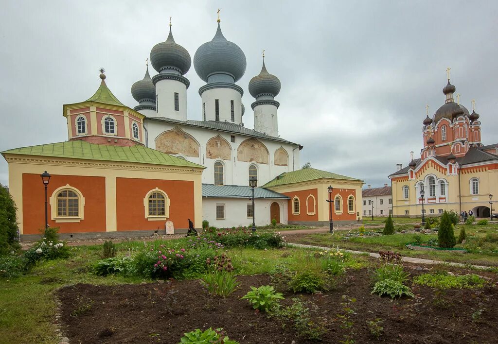 Успенский мужской монастырь Тихвин. Тихвинский Богородичный Успенский монастырь. Тихвинского Богородичного Успенского монастыря. Успенский монастырь монастырь в Тихвине. Старо успенский монастырь