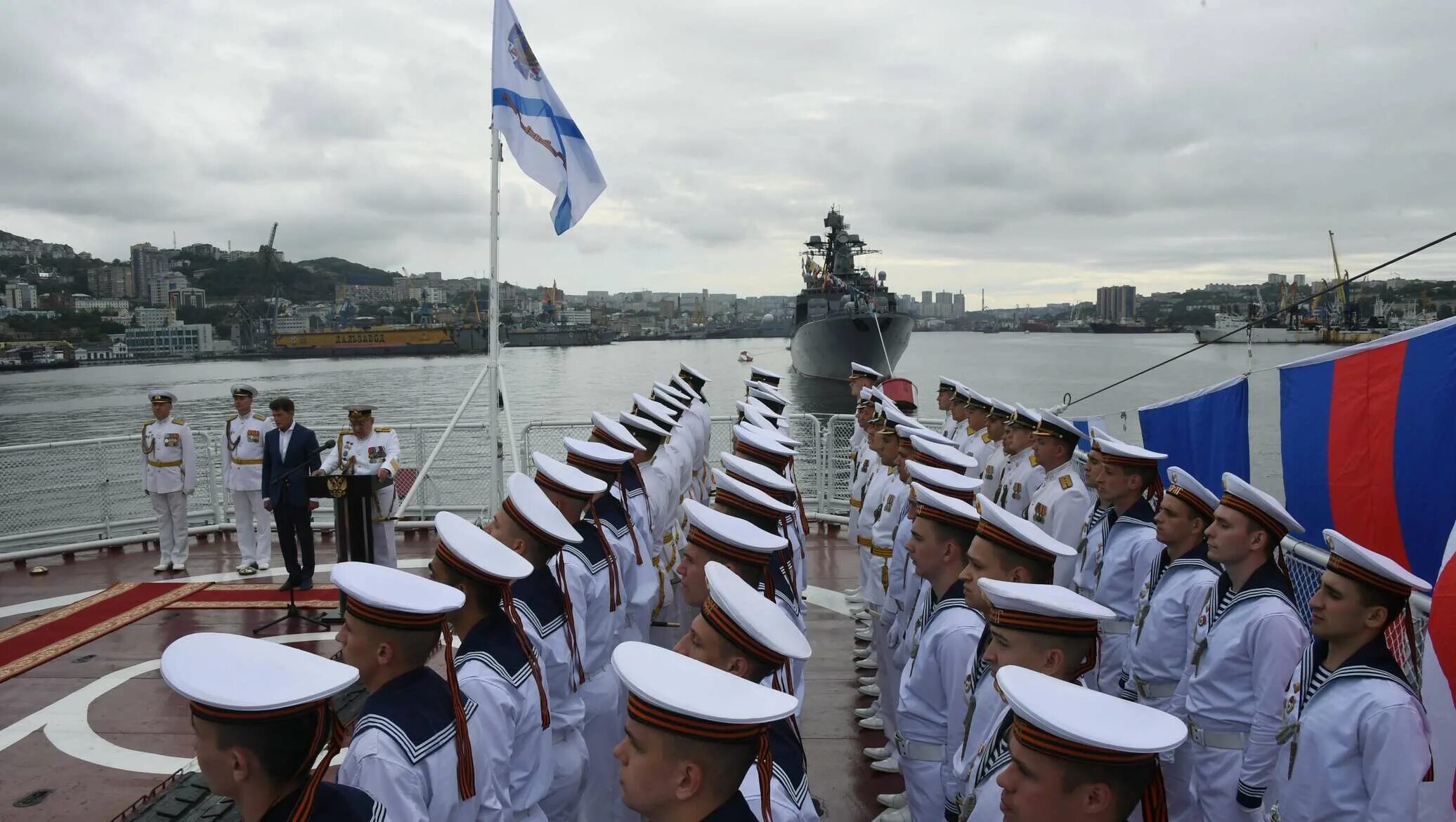 Военно-морской парад в честь дня ВМФ. Главный морской парад Полтава 2022 год. Военные моряки жгут на параде. Шествие в Милане сегодня ВОННОМОРСКОЙ флот.