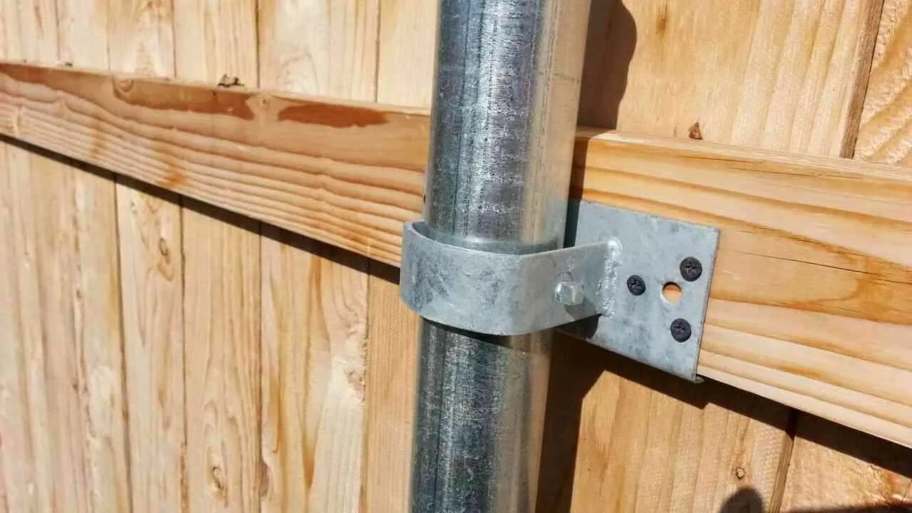 Как закрепить доску к трубе