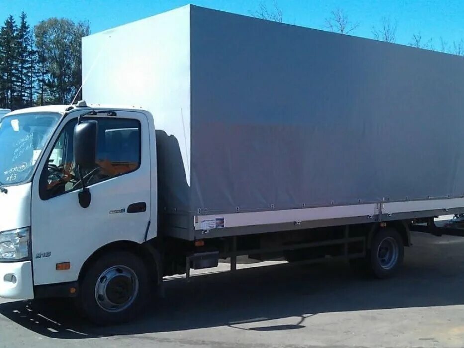 Бортовой грузовик 5 тонн. Hino 300 7.5т. Hino 300 бортовой. Бортовой Hino xzu730l. Хино 300 5 тонн.