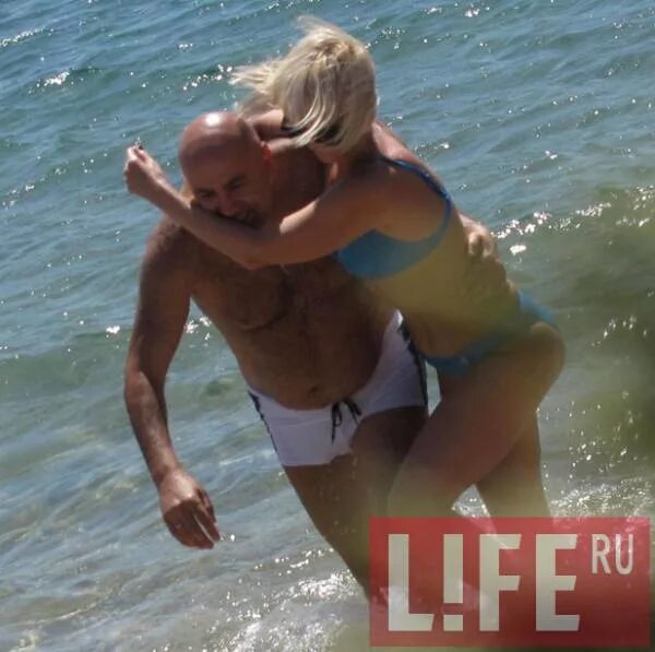 Изменила мужу на курорте. Русские женщины в турции с турками. Жена изменяет на отдыхе в турции. Курортный роман. Русская с турками на пляже.