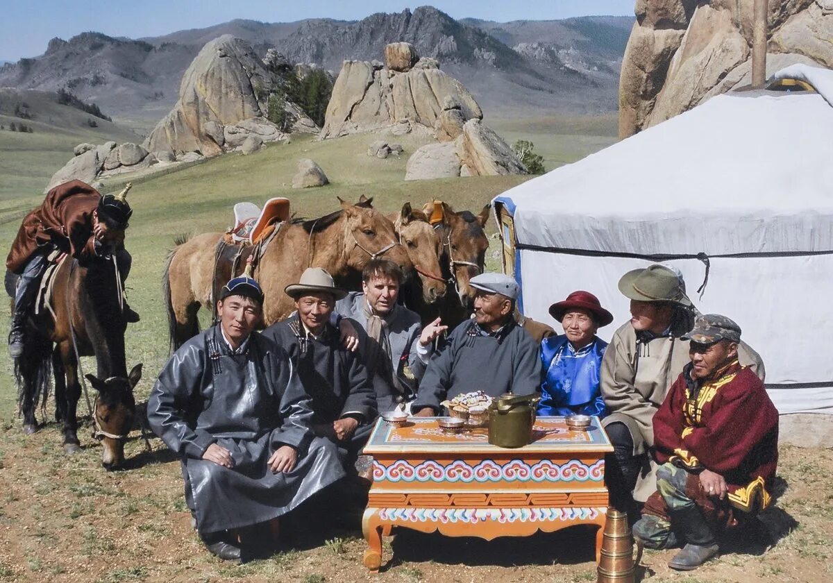 Какие есть кочевые народы. Монголия кочевья. Монголия кочевой образ жизни. Кочевники Монголии. Монголы кочевники.