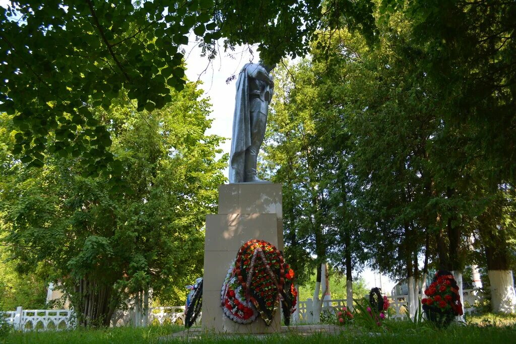 Памятник 17 героям бронебойщикам старый Оскол. 17 Героям-бронебойщикам, защищавшим разъезд Набокино старый Оскол. Памятник 17 героев в Старом Осколе.