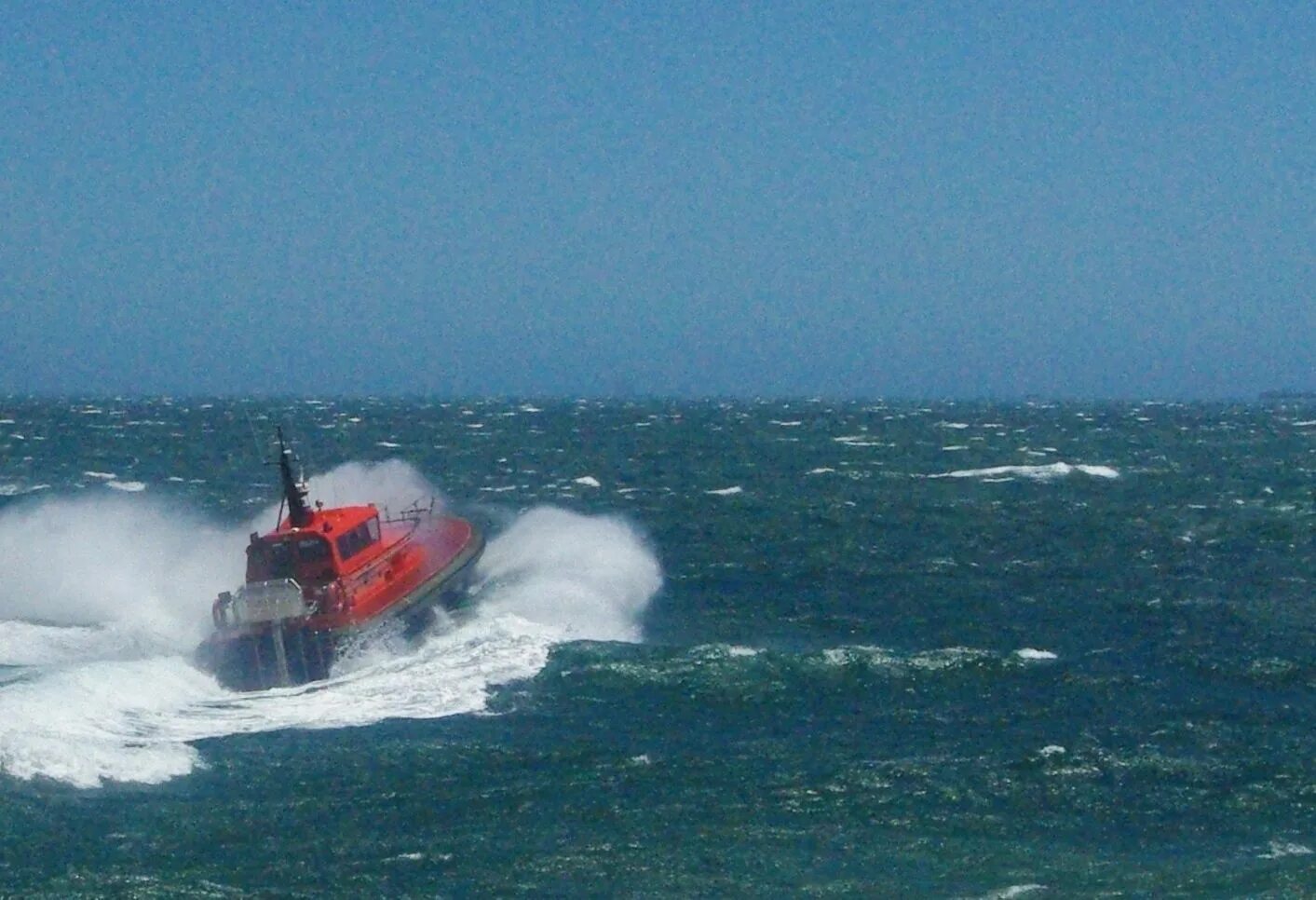 Катер преодолел. Электрическая лодка e-motion. Переплыл атлантический океан на лодке. Электрическая лодка e-motion. Атлантический океан весельная лодка.