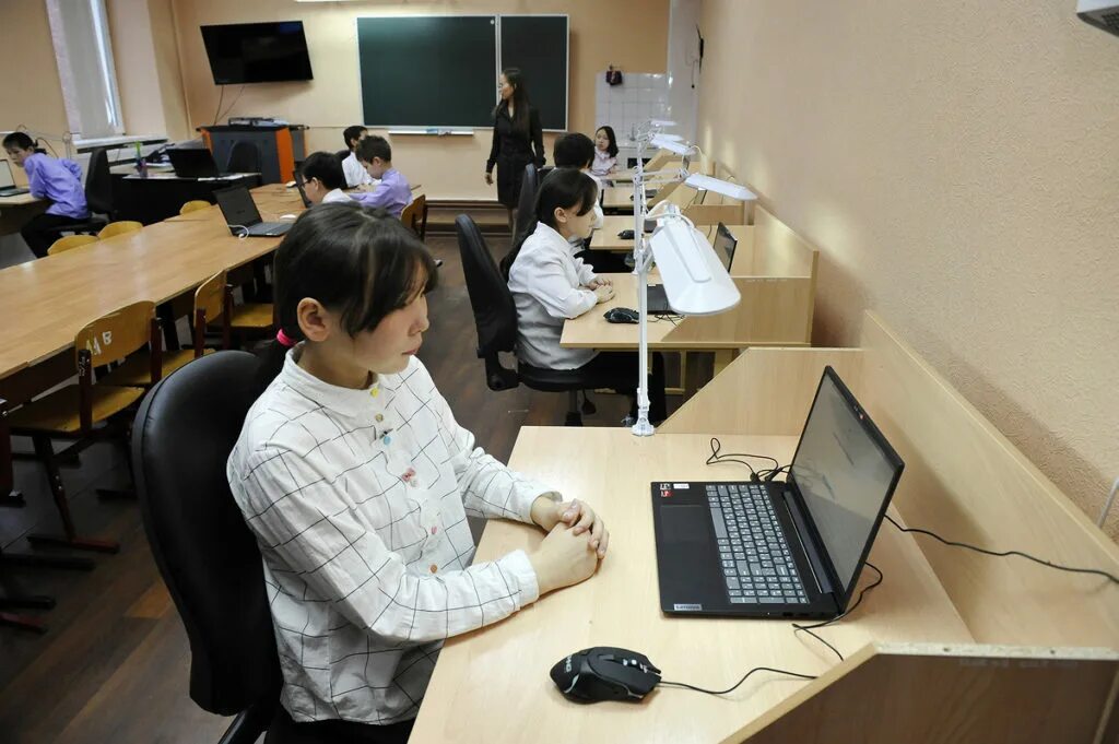 В классе установили новый компьютер. Компьютерный класс. Компьютерный класс фото. Поступление компьютеров. Северная Корея компьютерный класс.