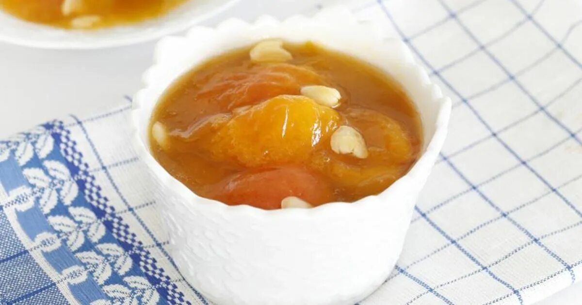Варенье вкусвилл из абрикоса, банка 300 г. Варенье из абрикосов с ядрышками. Варенье из целых абрикосов с ядрышками. Абрикосовое варенье с миндалем. Абрикосовое варенье с миндалем.