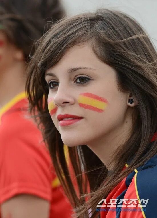 Болельщицы сборной испании. Испанка женщина. Болельщицы испании испании. D sides spanish girl. Португальцы внешность.