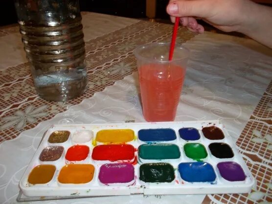 Опыт цветные льдинки. Цветные льдинки для детского сада. Цветной лед в детском саду. Эксперимент цветные льдинки.