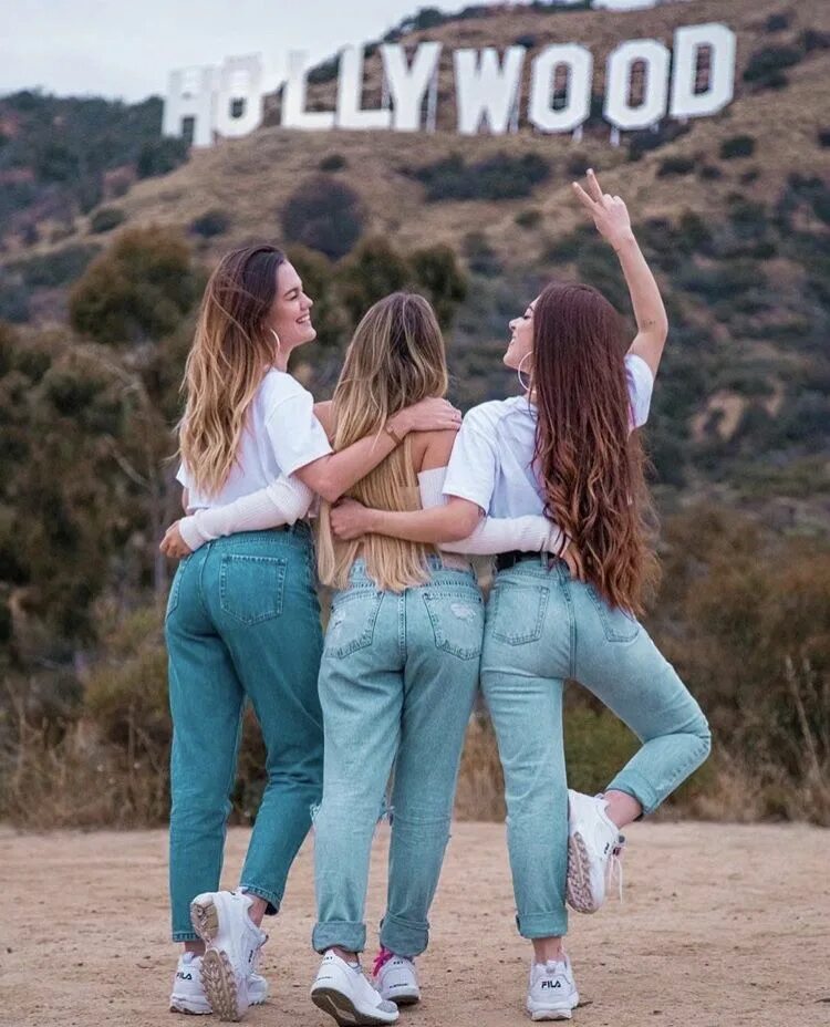 California friends. California friends. Поездка на море. Подруги в городе. Группа из австралии парень и девушка.