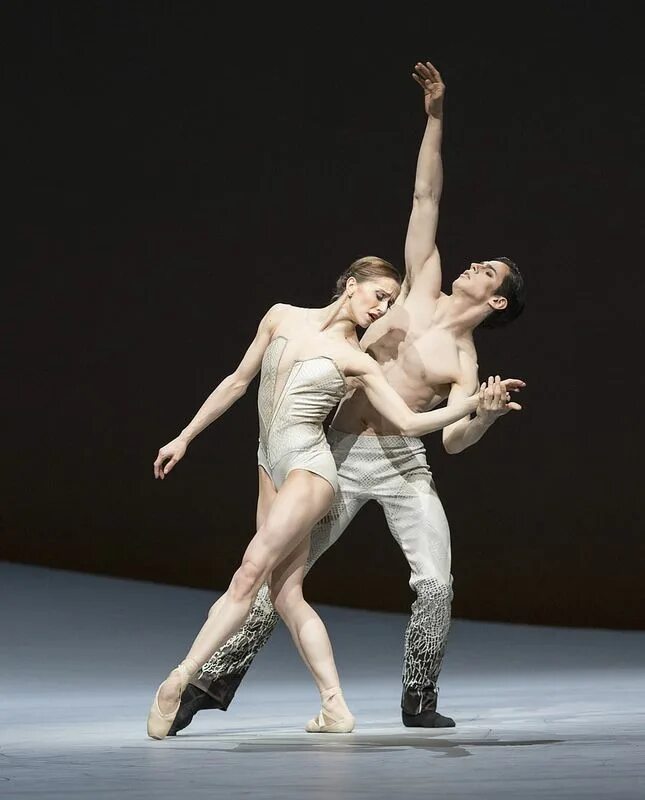 Балет 2013. Танец федерико. Балет спящая красавица две феи. Балет 2013. Sara mearns.