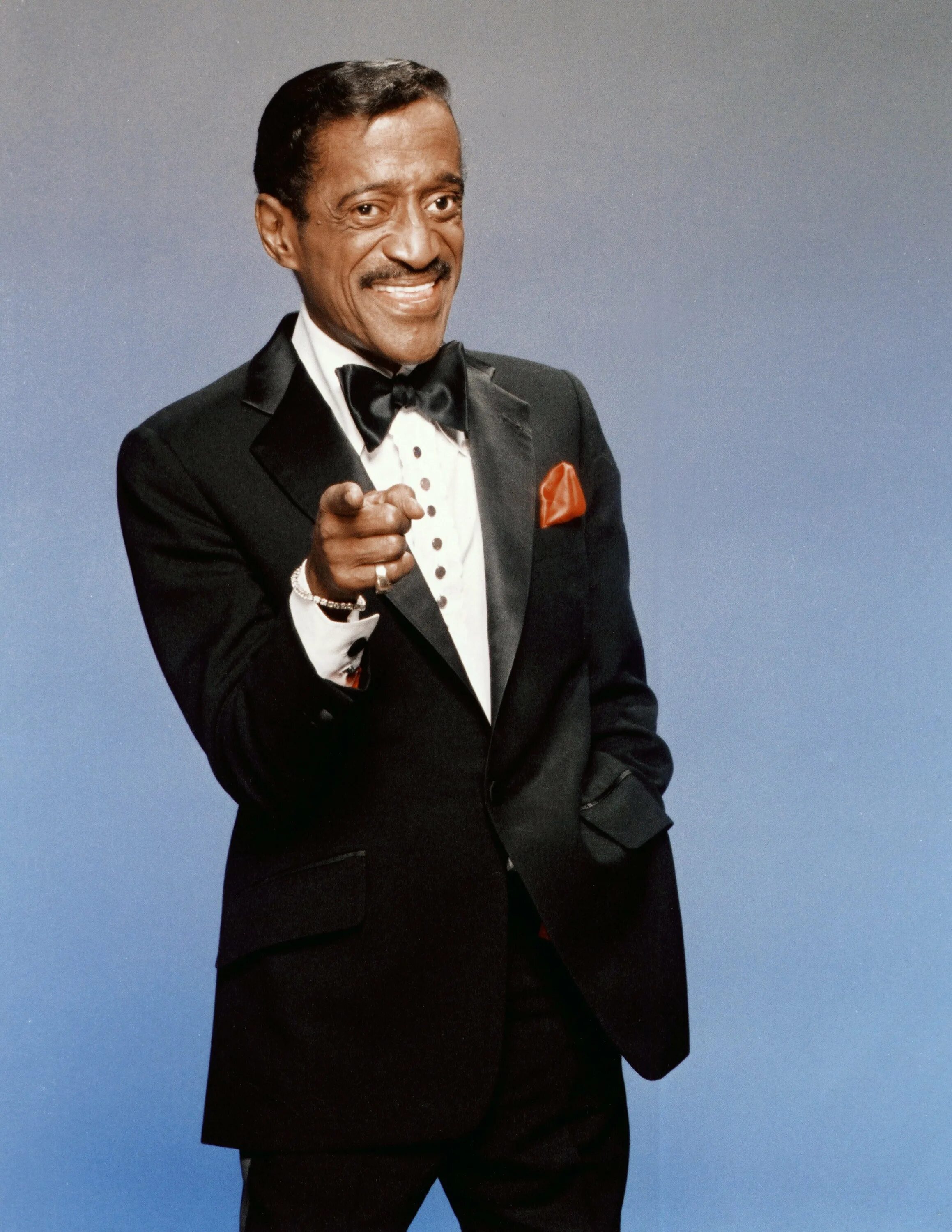 Sammy davis актриса. Самми дейвис джуниор. Американский певец sammy davis jr. Сэмми дэвис младший со знаменитостями. Сэмми дэвис джуниор.