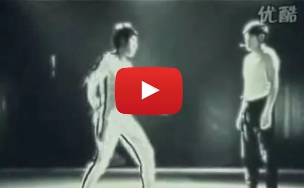 брюсли с нунчаками пинг понг. брюс ли играет в пинг понг. брюс ли настольный теннис. брюс ли играет в теннис нунчаками. брюс ли играет в пинг понг.