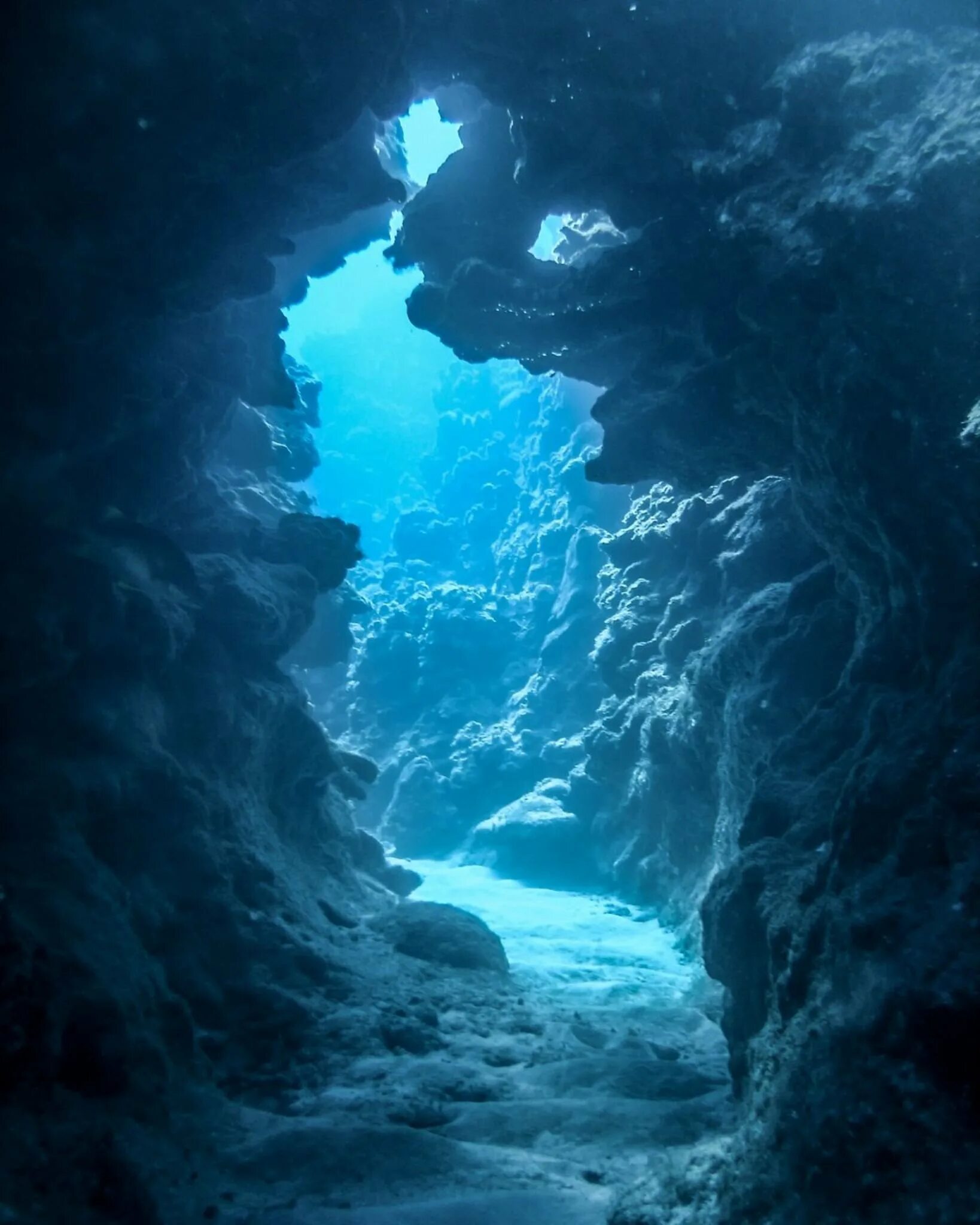 В глубь океана. Ординская пещера Пермский край. Подводная пещера. Дно океана. Океаны. Глубина.