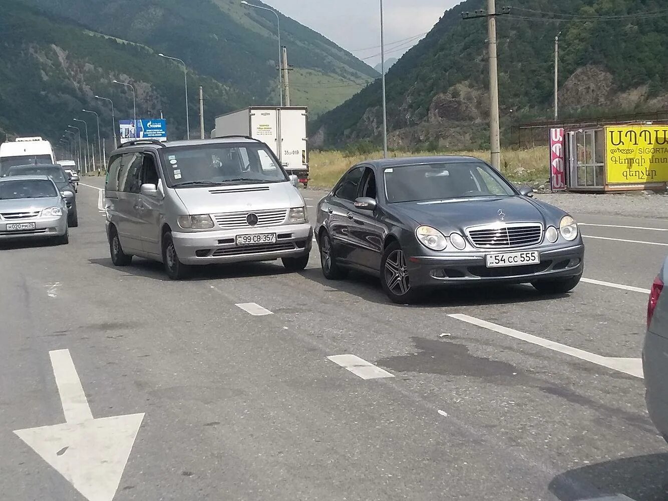 Граница азербайджана на машине. Армения номера машин. Армянские машины. Армянские автомобили в России. Красивые армянские номера машин.