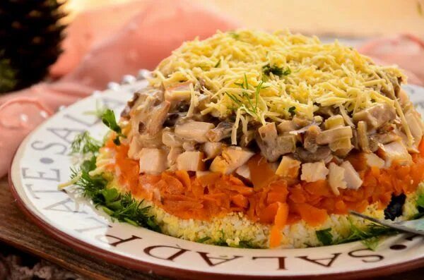 Второе с копченой курицей. Салат с копченой курицей и черносливом. салат гетман с копченой курицей и черносливом. салат стог сена с копченой. салат стог сена рецепт с копченой курицей.