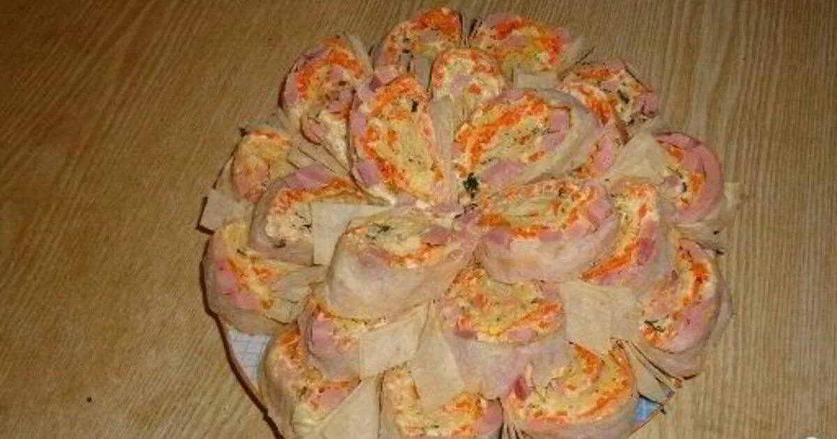 Рулет с корейской морковкой и колбасой. Лаваш с ветчиной и корейской морковкой. рулет из лаваша с ветчиной и корейской морковкой. рулет из лаваша с корейской морковью. рулет из лаваша с морковью и сыром.
