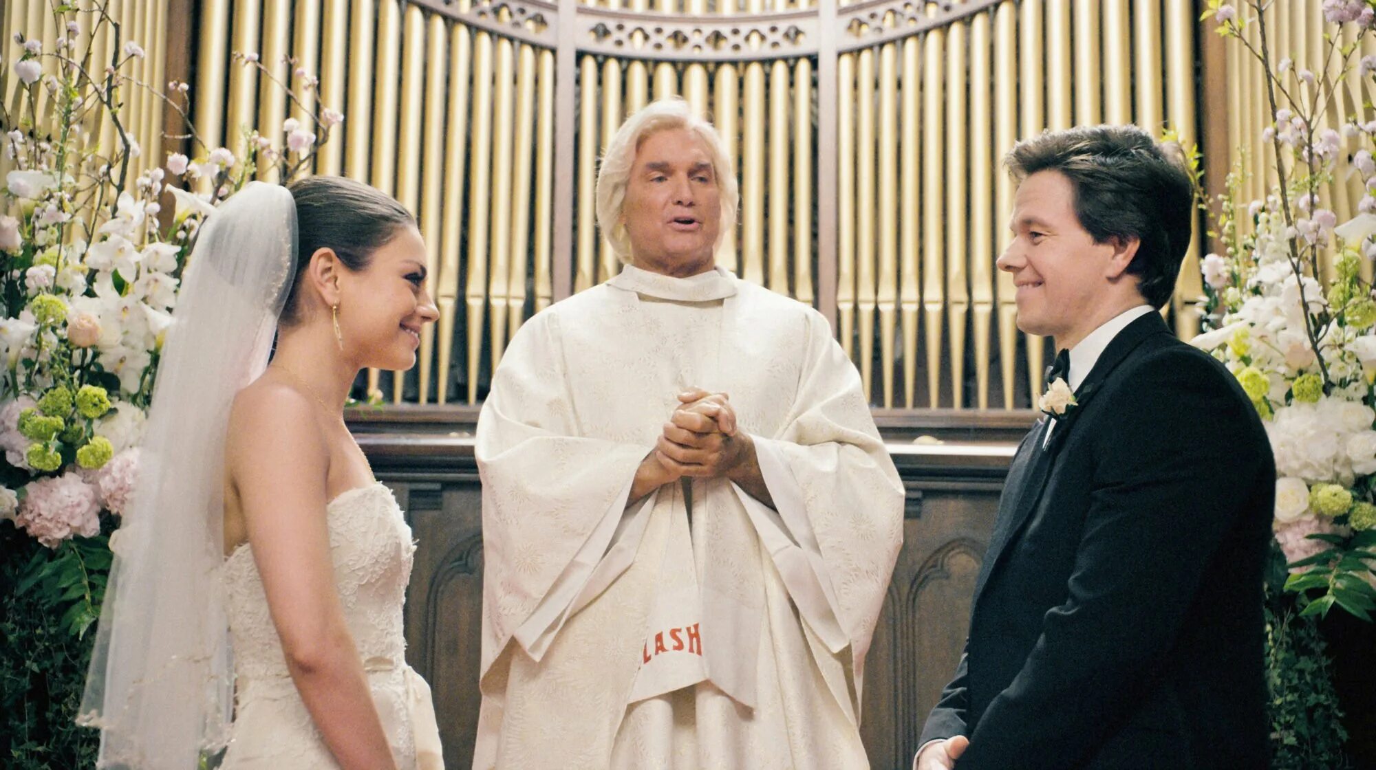 венчание брака в церкви. никита зверев священник венчание. венчание молодоженов в церкви. венчание в православной церкви 2020. священник на бракосочетании.