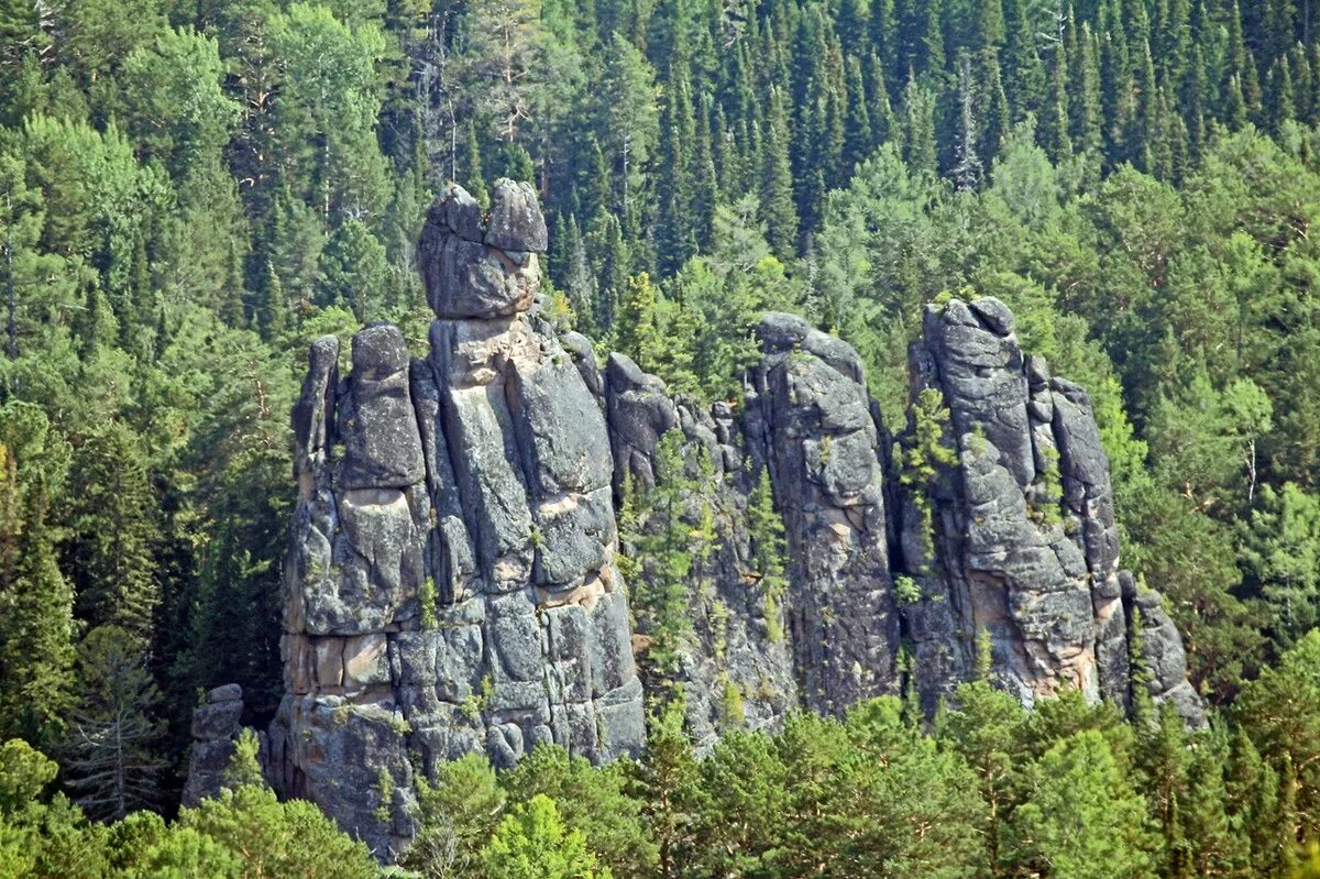 Находится на столбе